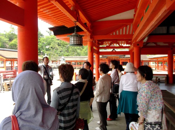 厳島神社内をガイドしてもらいました