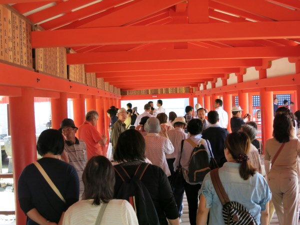 厳島神社は末広がりの八にちなんでいる造りです